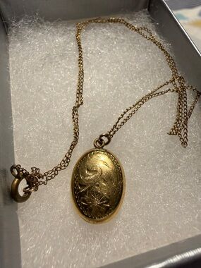 Gold Oval Engraved pendant Necklace - Women Jewelry